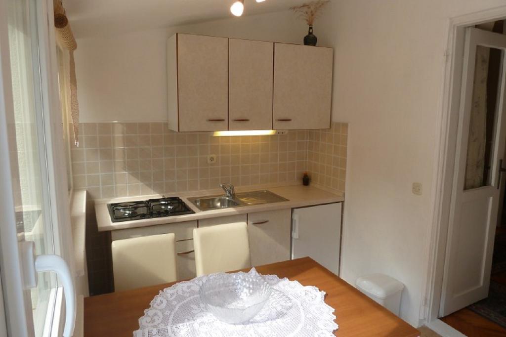 Apartments Indira Loviste Ruang foto
