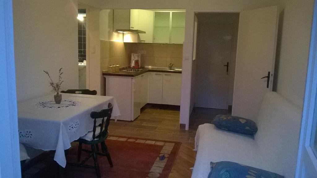 Apartments Indira Loviste Ruang foto