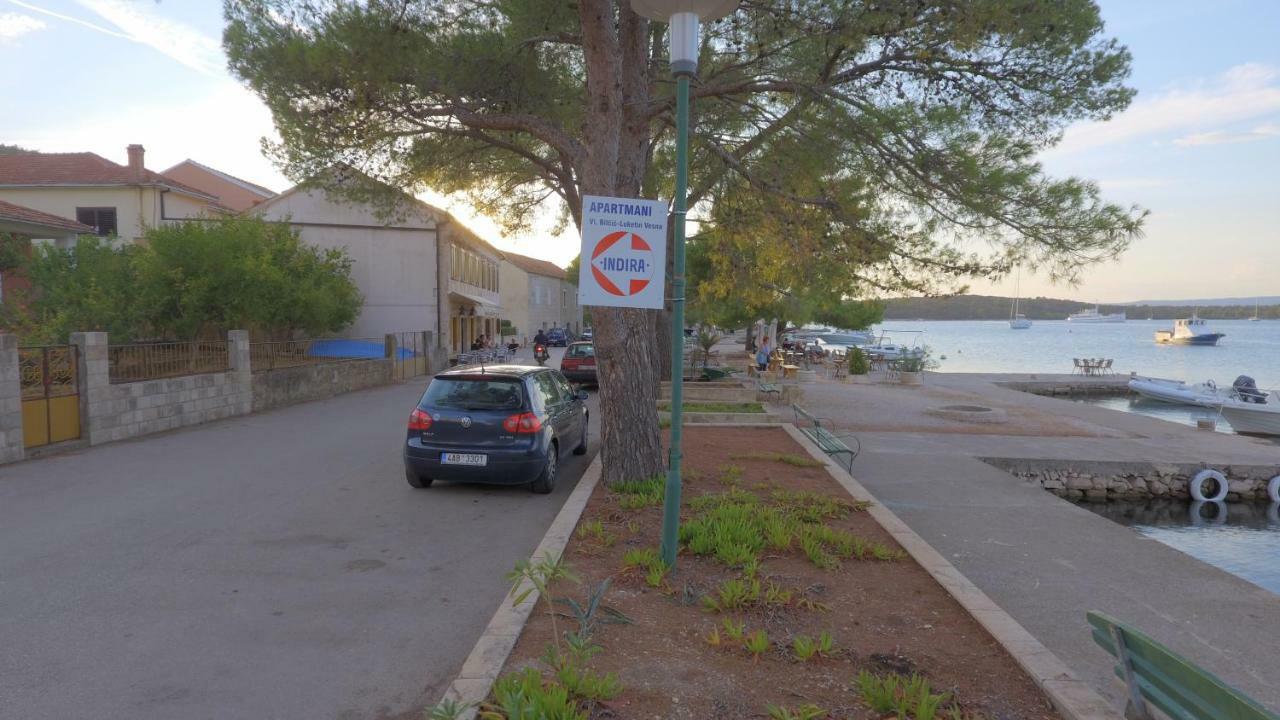 Apartments Indira Loviste Bagian luar foto