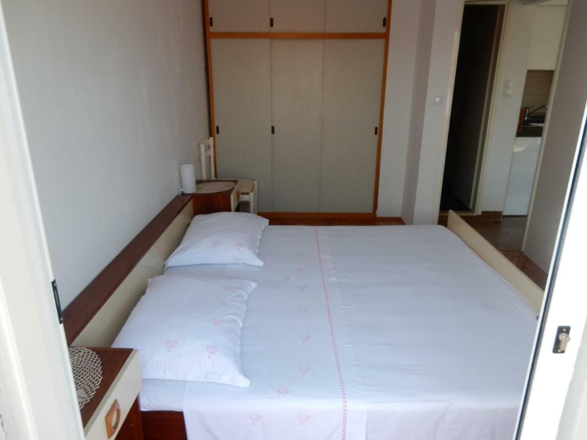 Apartments Indira Loviste Bagian luar foto