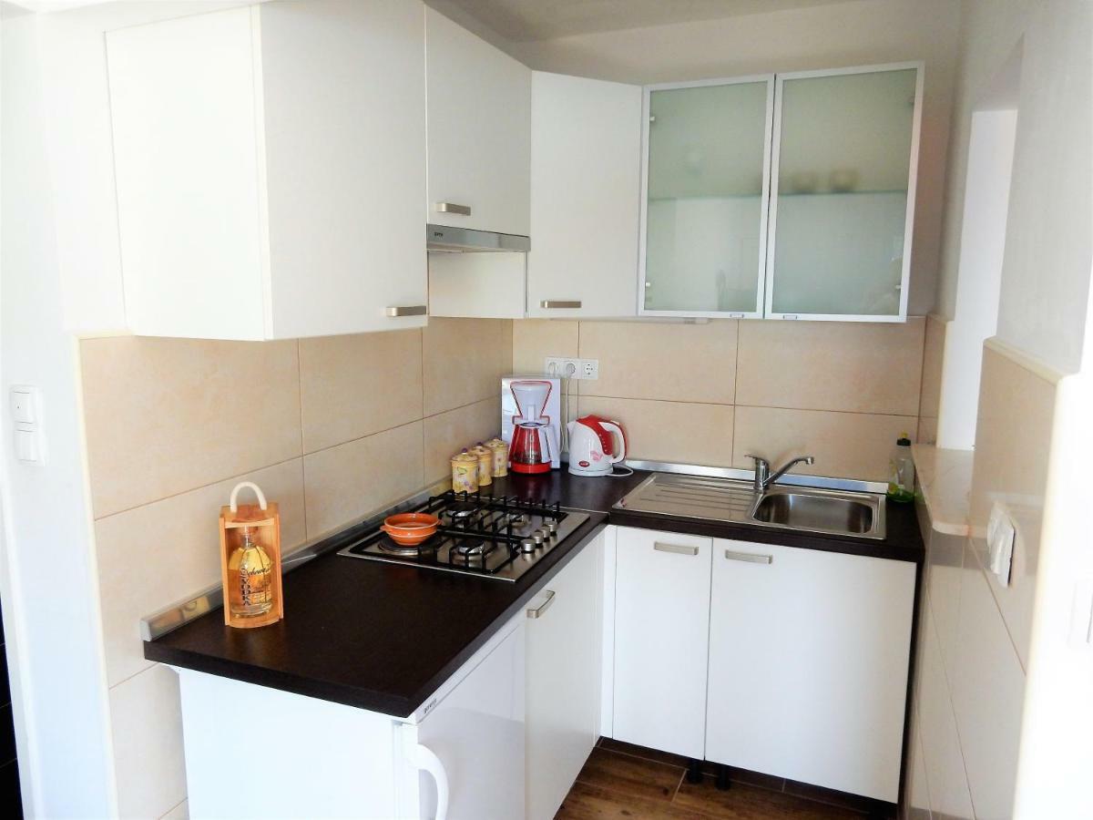 Apartments Indira Loviste Bagian luar foto