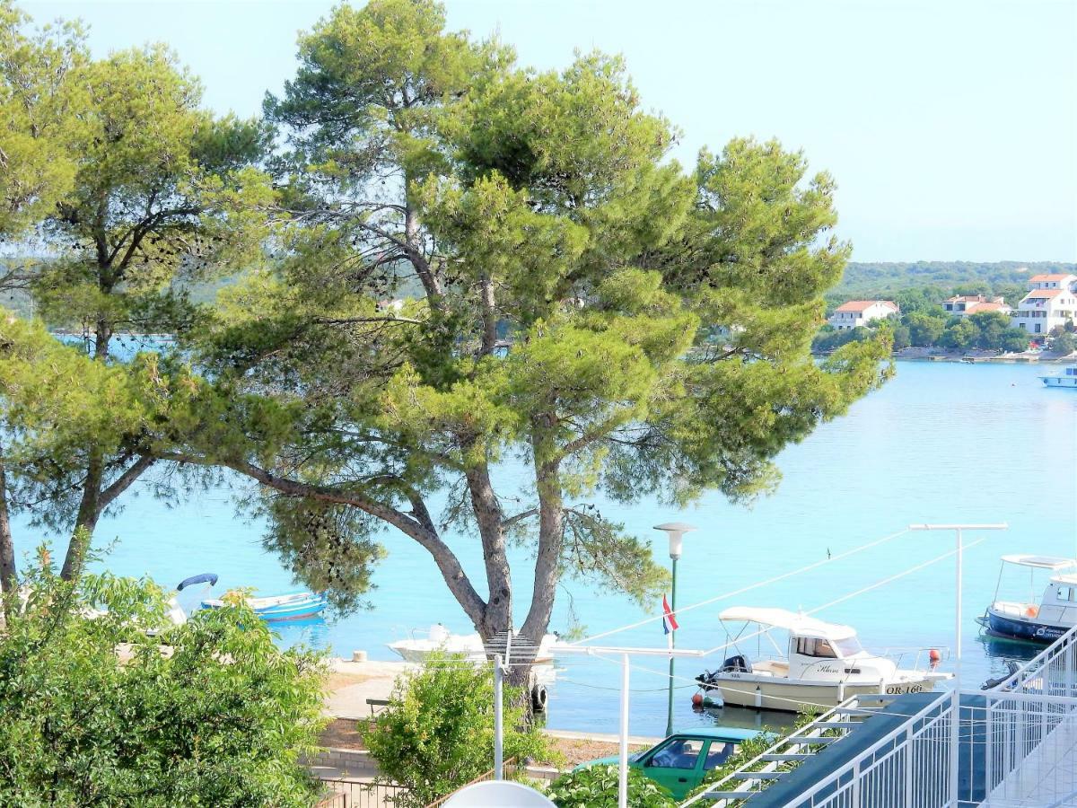 Apartments Indira Loviste Bagian luar foto