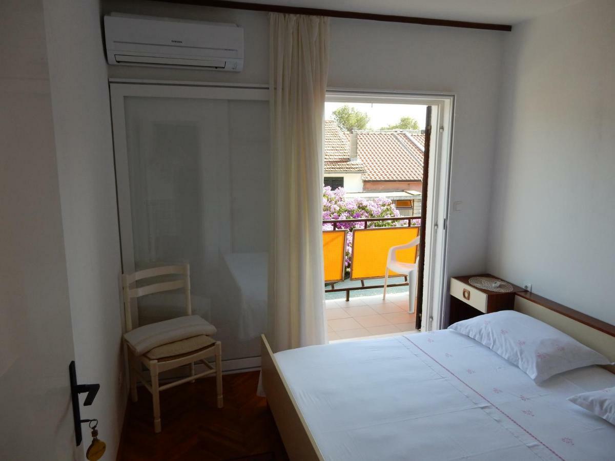 Apartments Indira Loviste Bagian luar foto