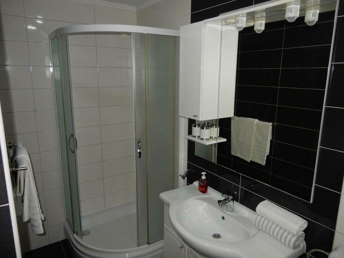 Apartments Indira Loviste Bagian luar foto